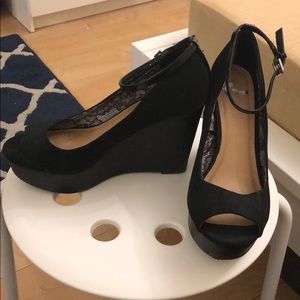 Black wedges
